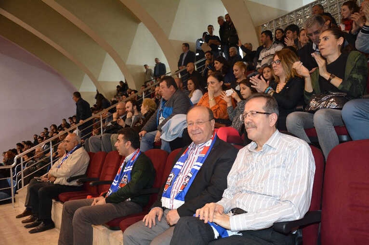 Başkan Özakcan Efespor\'a Tribünden Destek Oldu
