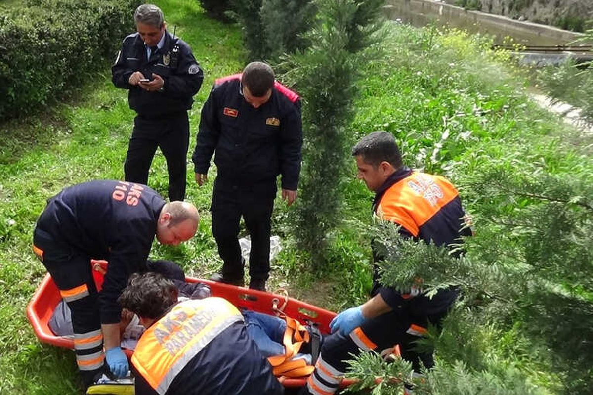 Dengesini Kaybetti Dereye Düştü: 1 Yaralı