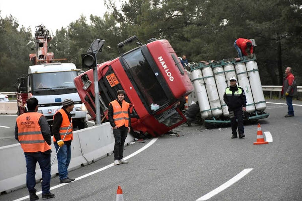 Doğalgaz Taşıyan Tır Devrildi, Yol Kapandı