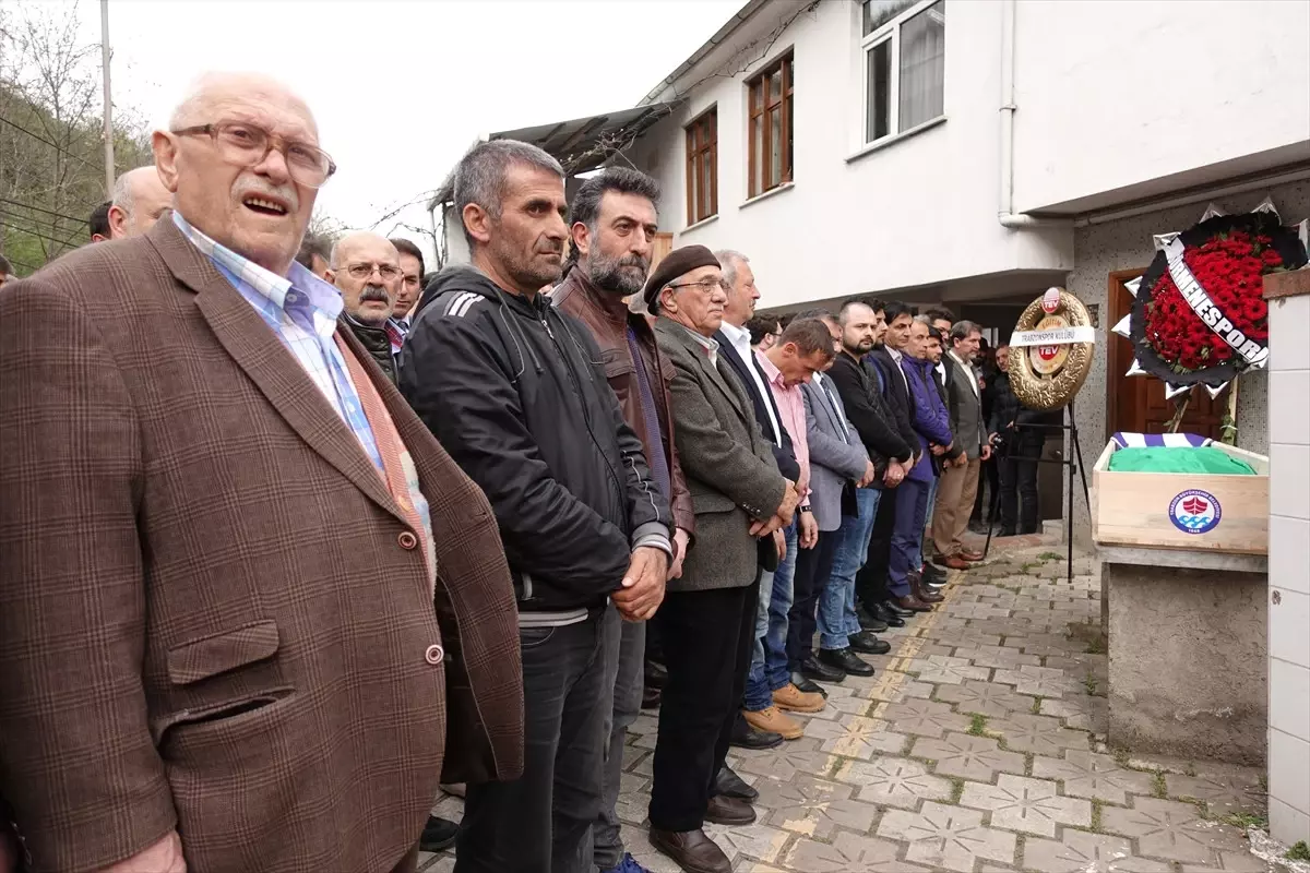 Eski Futbolcu Yıldırım\'ın Cenazesi Toprağa Verildi