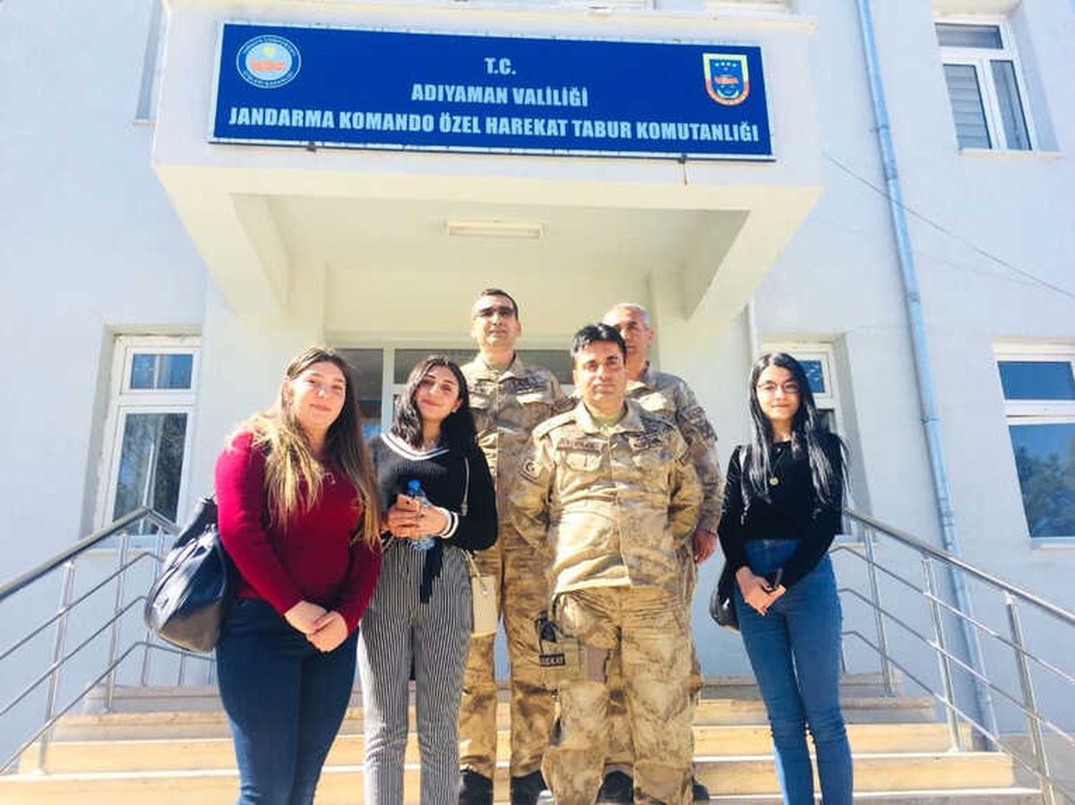 Genç Kızlardan Mehmetçik İçin Örnek Davranış