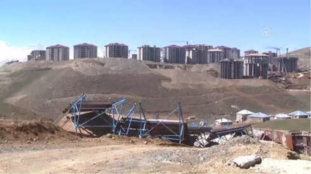 Hakkari\'de Terör Mağdurları İçin Konut Yapımı Sürüyor