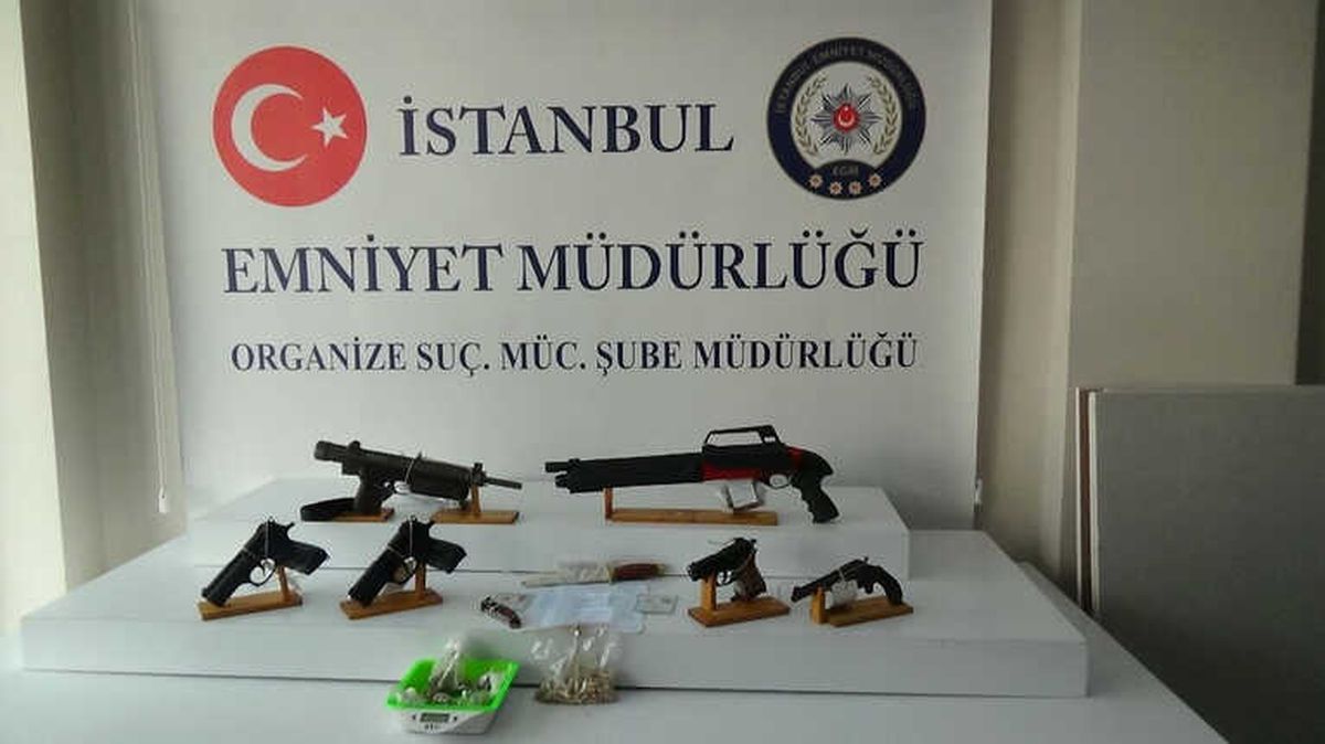 İstanbul\'da Silah ve Uyuşturucu Ticareti ile Çek-senet Tahsilatı Yapan Çete Çökertildi