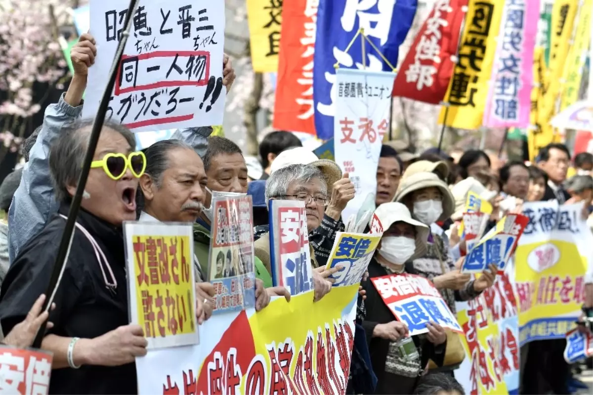 Japon Halkı Başbakan Abe\'nin İstifasını İstiyor