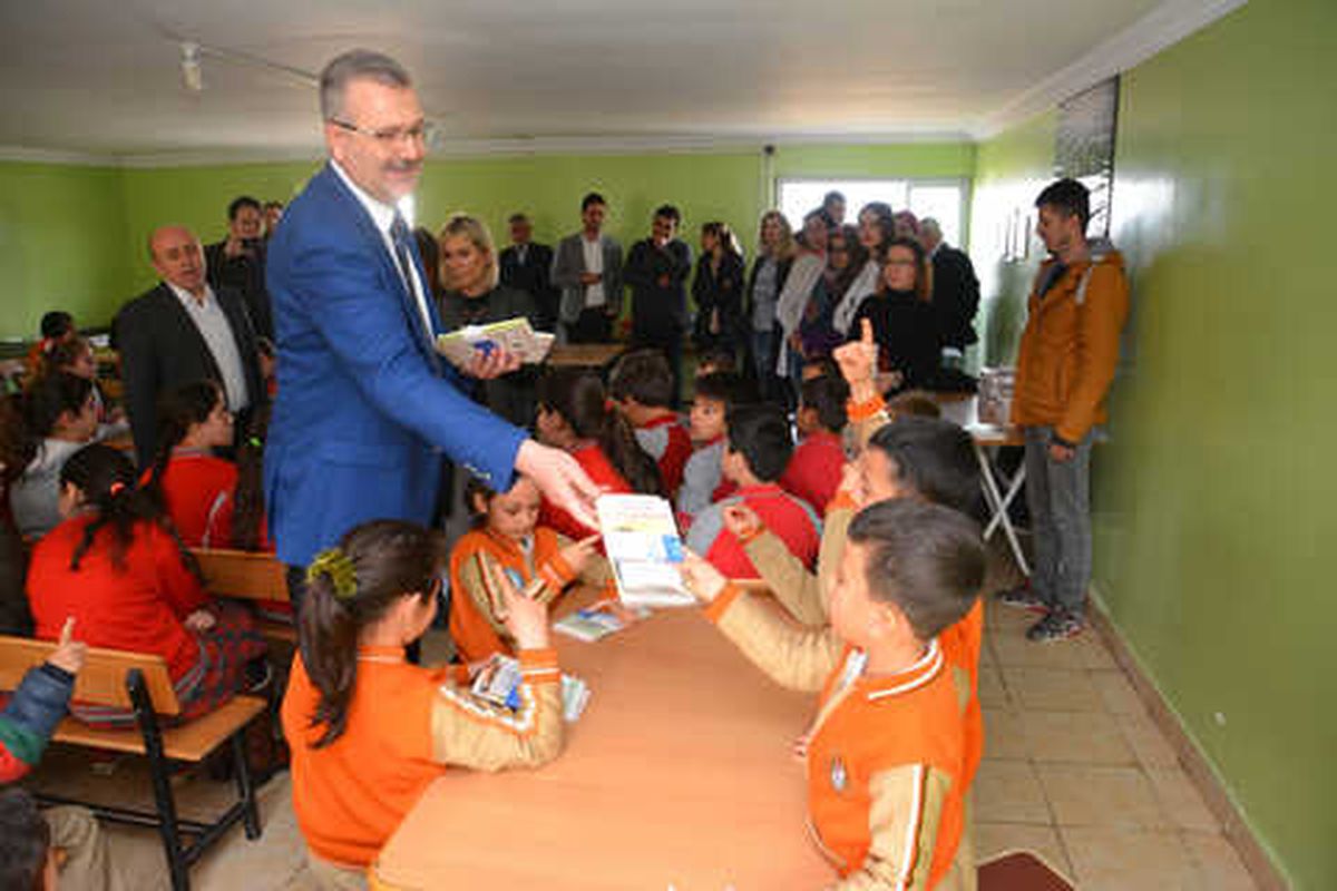 Karacabey\'de "Başkanımla Okuyorum" Etkinlikleri Hız Kesmiyor