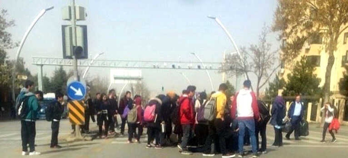 Karşıdan Karşıya Geçen 2 Öğrenciye Otomobil Çarptı