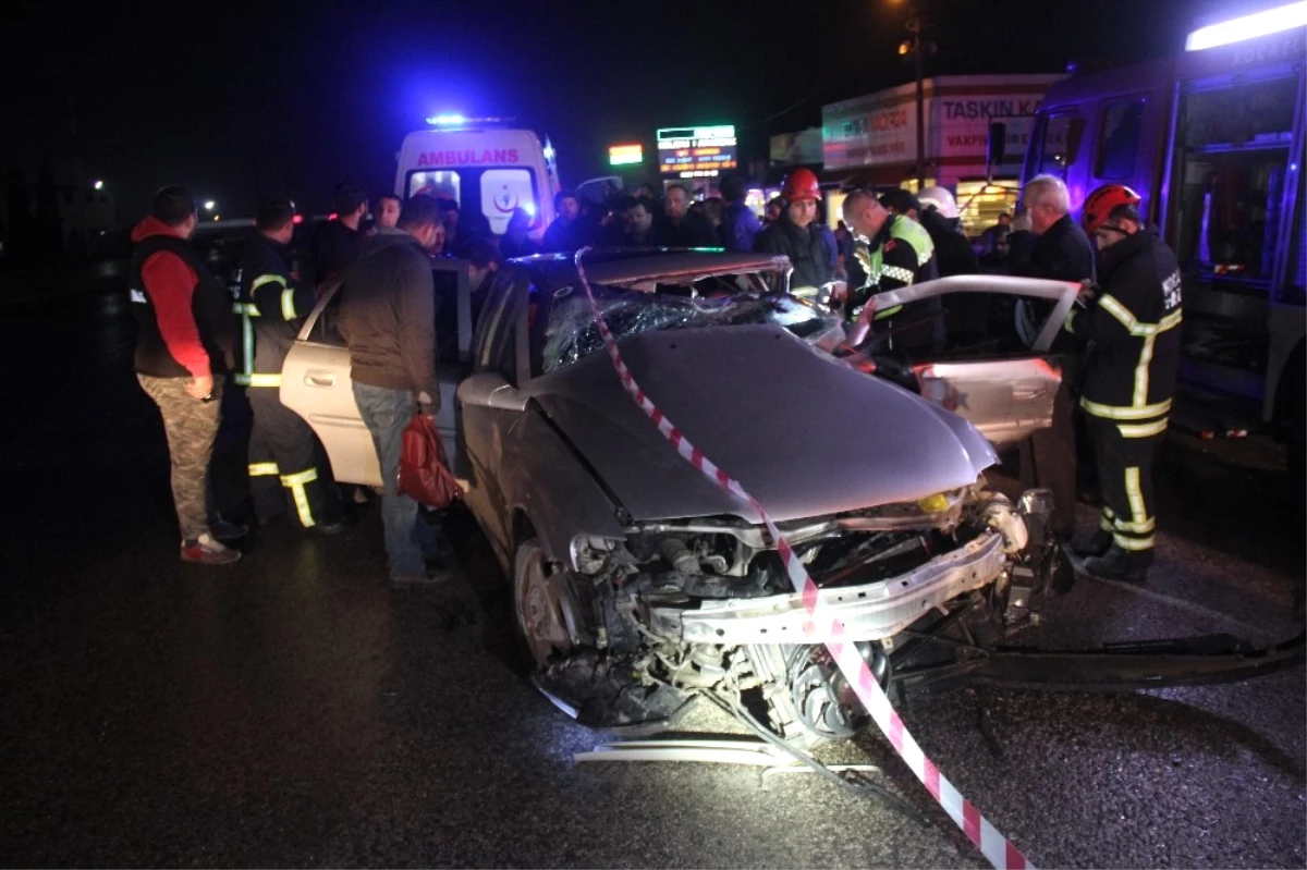 Kırmızı Işıkta Geçen Otomobili Tır Biçti: 4 Yaralı