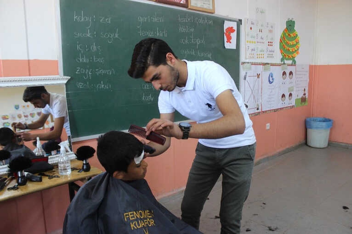 Kırsal Mahalle Öğrencileri Berber Ortamında Tıraş Oldu