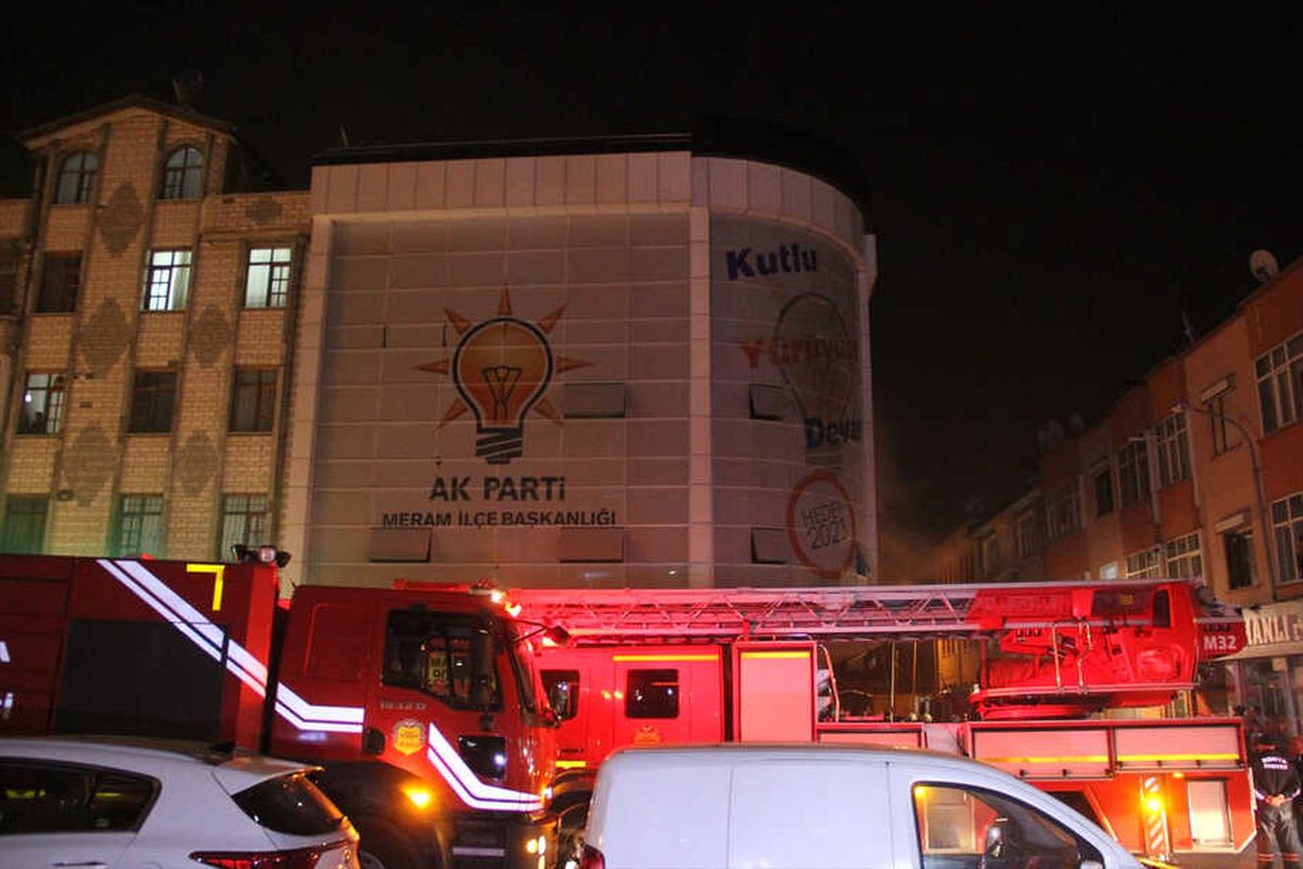 Konya\'da AK Parti İlçe Binasında Yangın