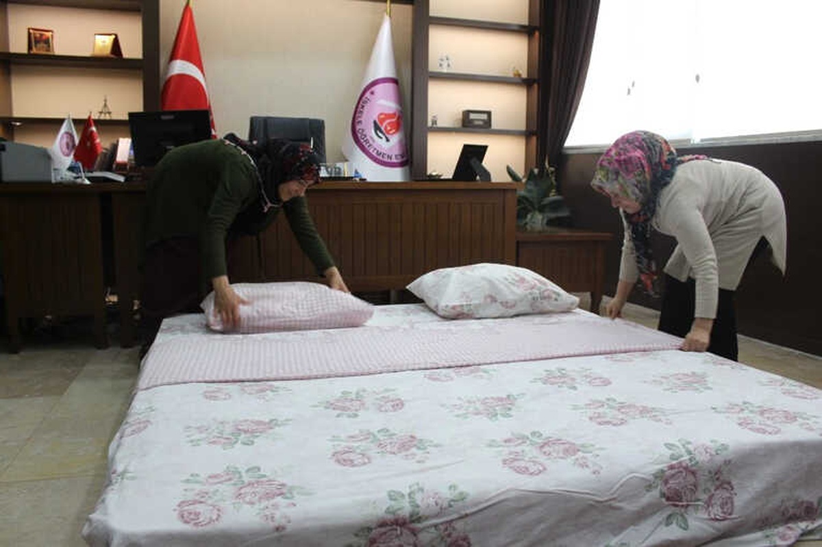 Makam Odasına Yatak Serip Turistleri Ağırlıyor