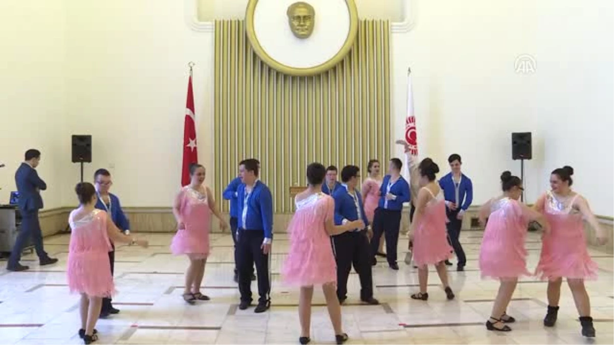 Mecliste Down Sendromlu Gençlerden Dans Gösterisi