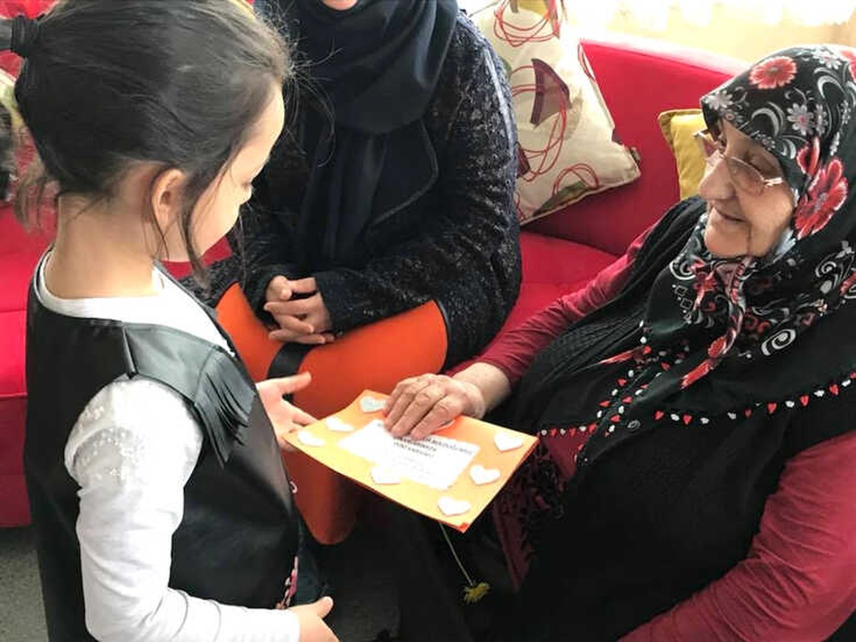 Minik Öğrenciler Yaşlıları Duygulandırdı