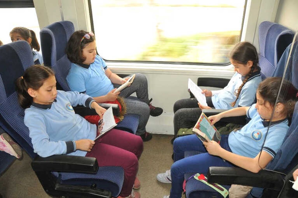 Öğrenciler Trende Kitap Okudu