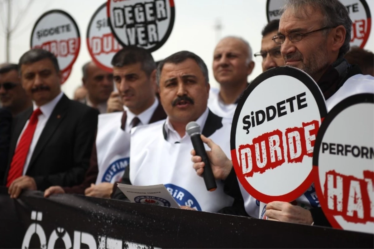 Öğretmenler Performans Değerlendirme Sistemini Protesto Etti