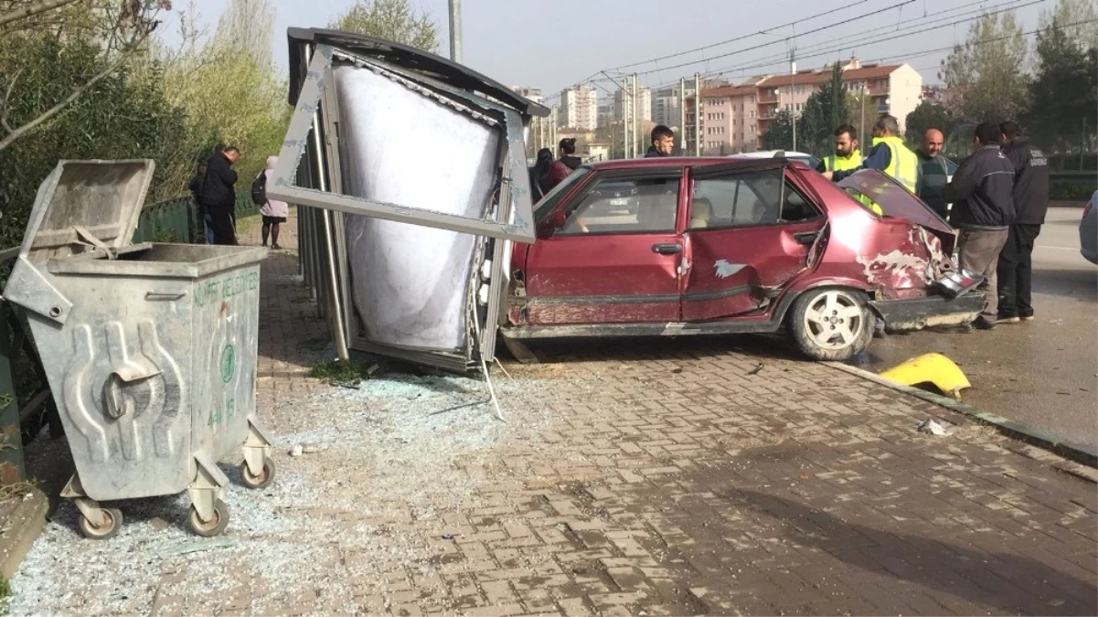 Otomobil Durağa Daldı, Faciadan Dönüldü...