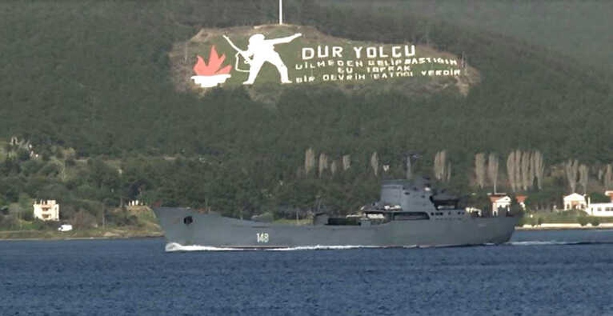 Rus Savaş Gemisi Çanakkale Boğazı\'ndan Geçti