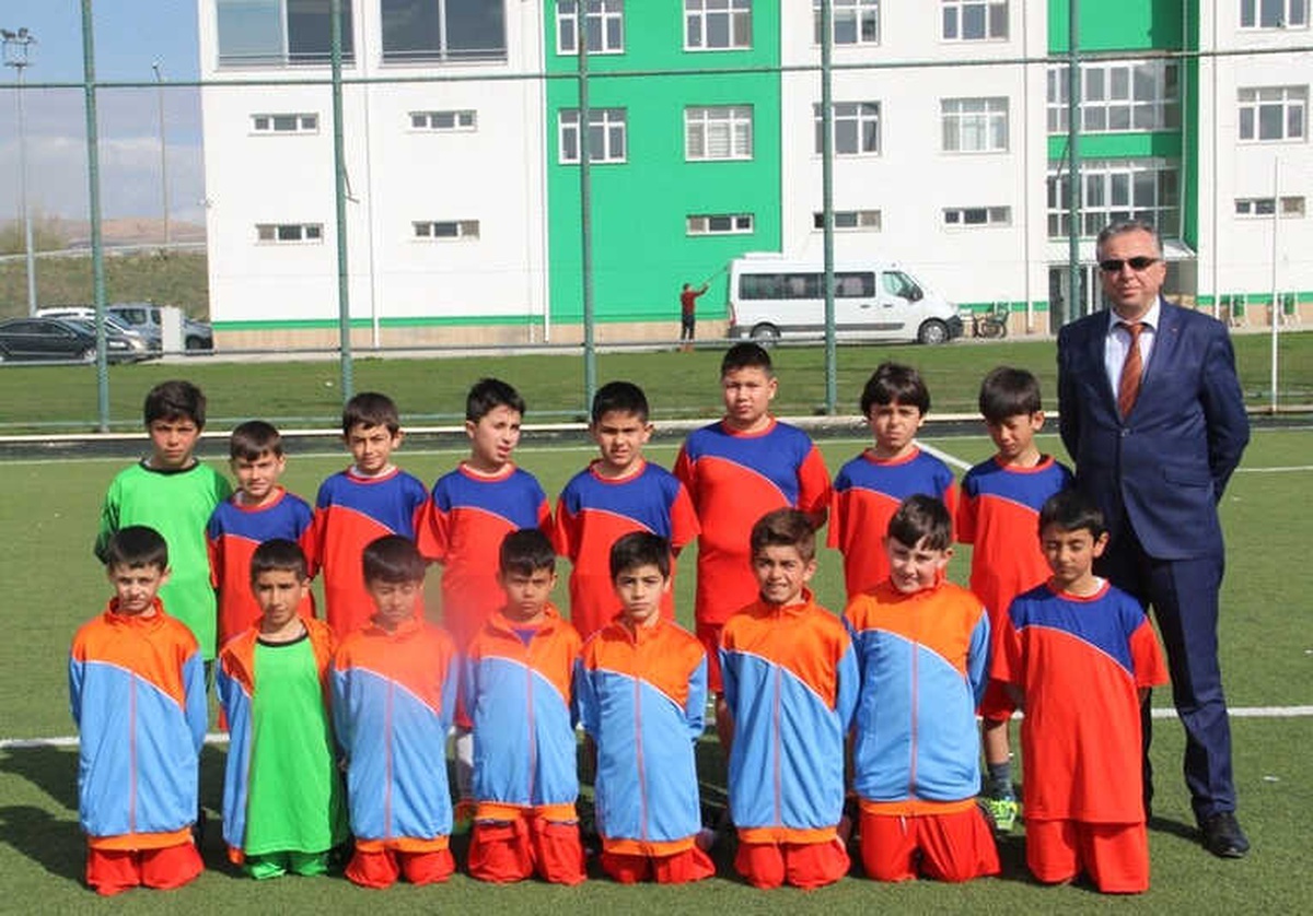 Sivas\'ta İlkokullar Arası Futbol Turnuvası