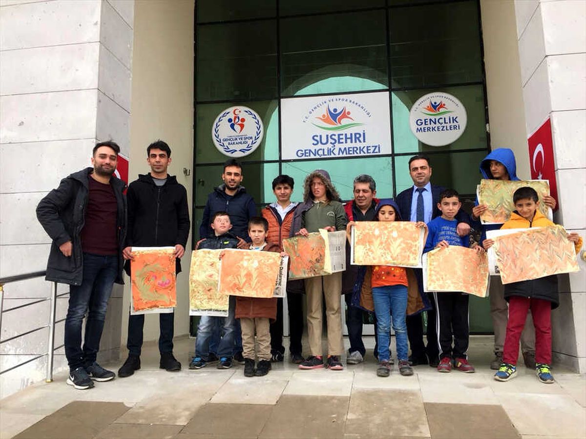 Suşehri\'nde "Özel" Öğrenciler "Ebru" Yapmayı Öğreniyor