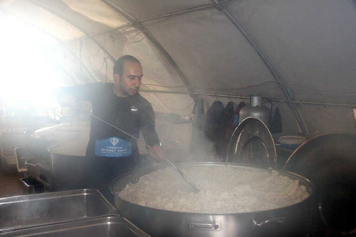 Türkiye\'den Sınır Ötesine 15 Bin Kişilik Sıcak Yemek Desteği