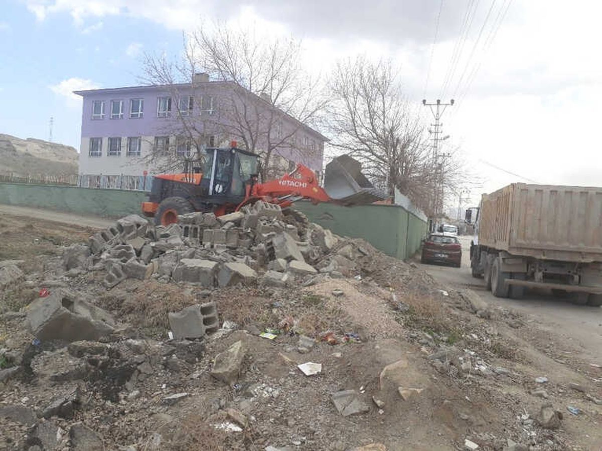 Tuşba\'da Tehlike Oluşturan Metruk Yapılan Yıktırılıyor