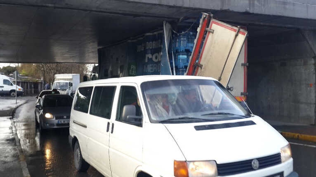 Zeytinburnu\'nda Kamyon Alt Geçide Sıkıştı