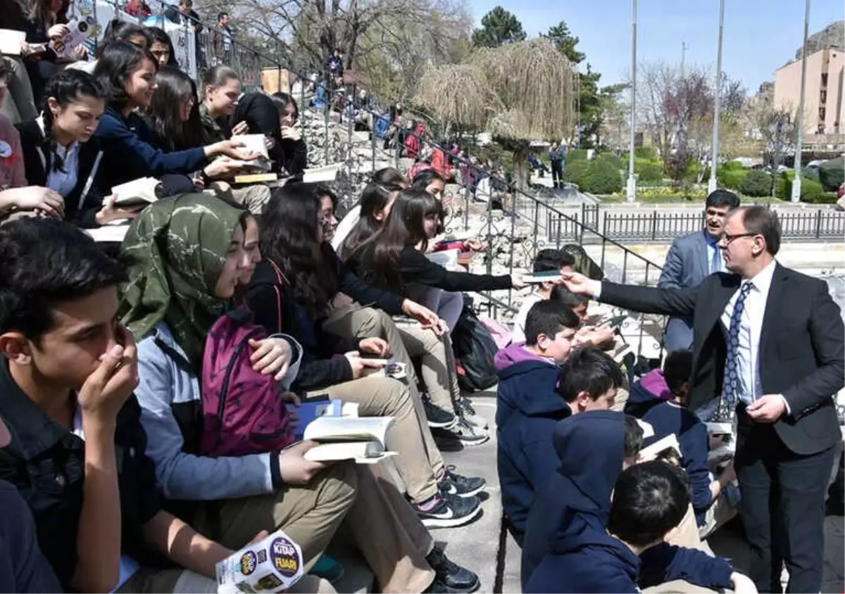 Afyonkarahisar\'da Öğrenciler ve Protokol Hep Birlikte Kitap Okudu