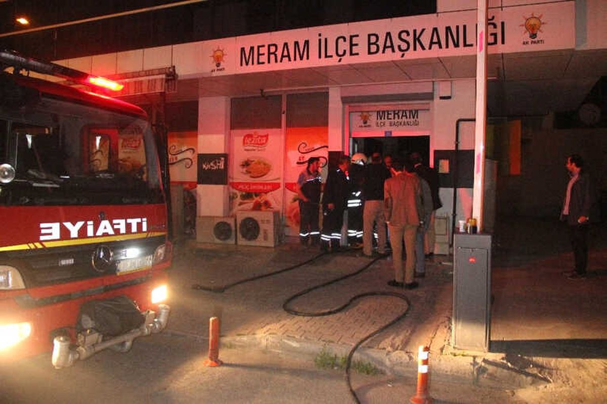 AK Parti İlçe Binasında Yangın Paniği