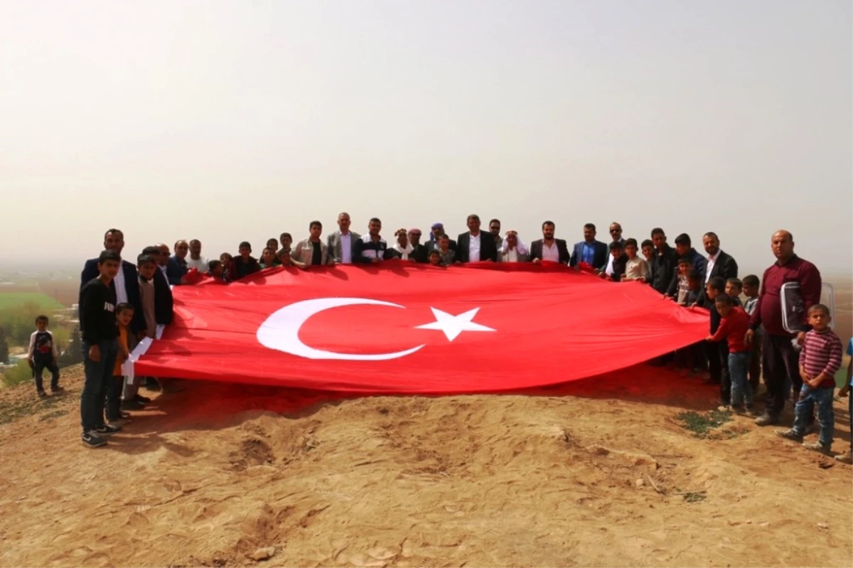 Akçakale\'nin Hakim Tepeleri Türk Bayraklarıyla Donatıldı