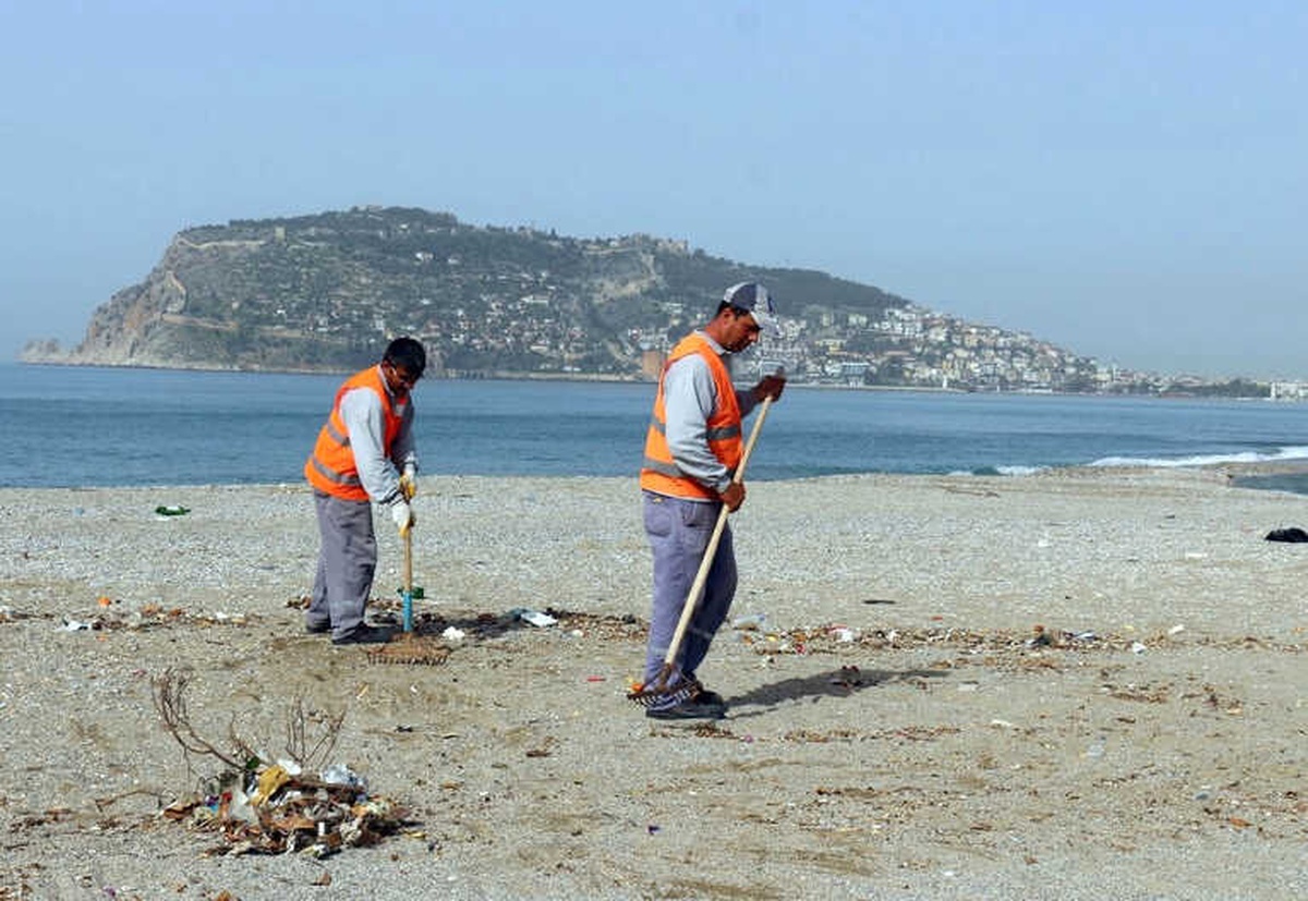 Alanya\'da Sahiller Sezona Hazırlanıyor