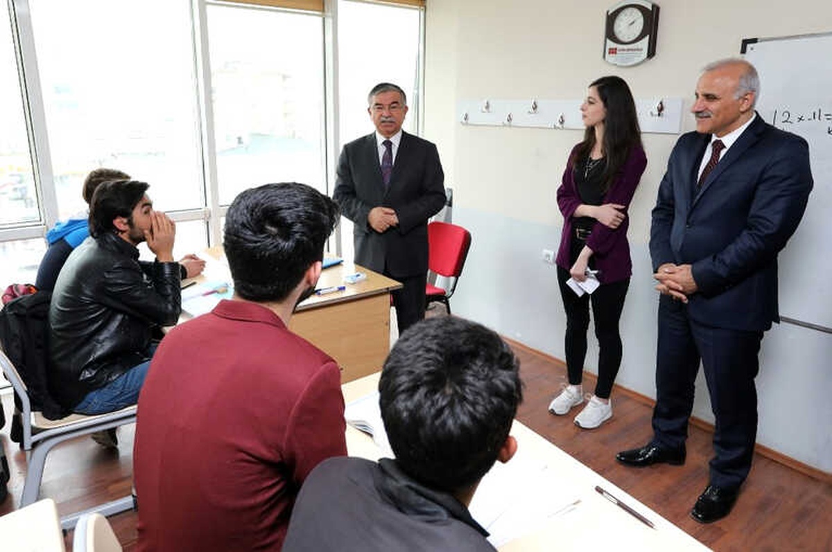 Bakan Yılmaz, Sürekli Eğitim Merkezini Ziyaret Etti