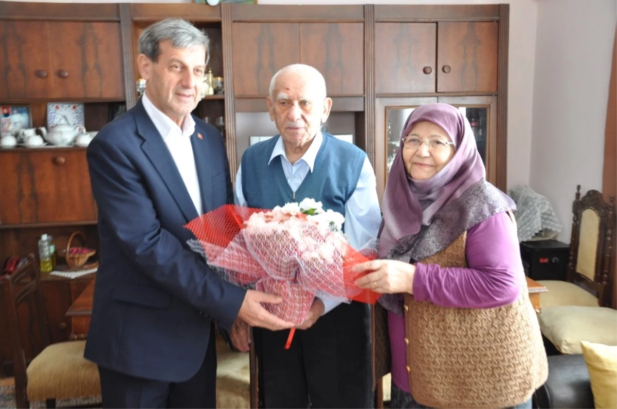Başkan Özkan 50 Yıl Aynı Yastığa Baş Koyan Aileleri Ziyaret Etti