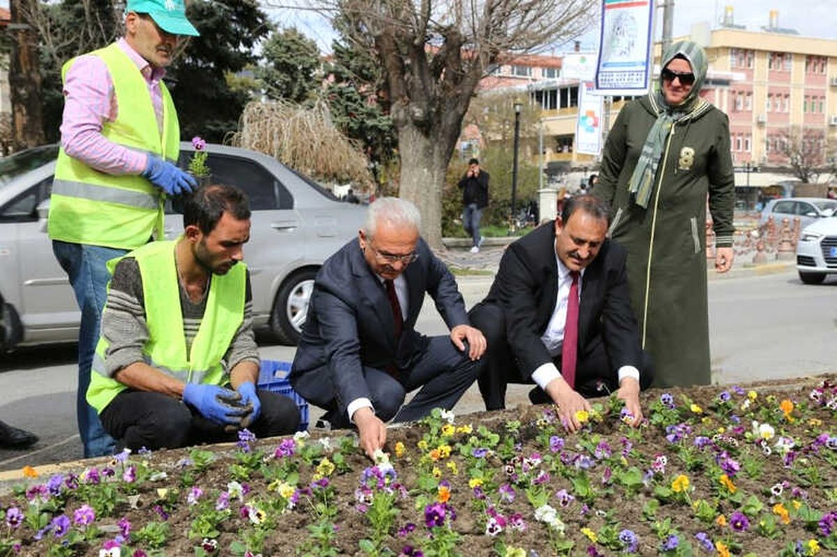 Binlerce Çiçek Toprakla Buluşuyor