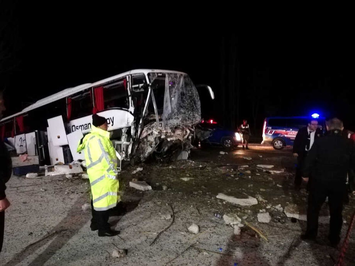 Çorum\'da Bir Yolcu Otobüsünün Yol Kenarındaki Ağaçlara Çarpması Sonucu İlk Belirlemelere Göre 2...