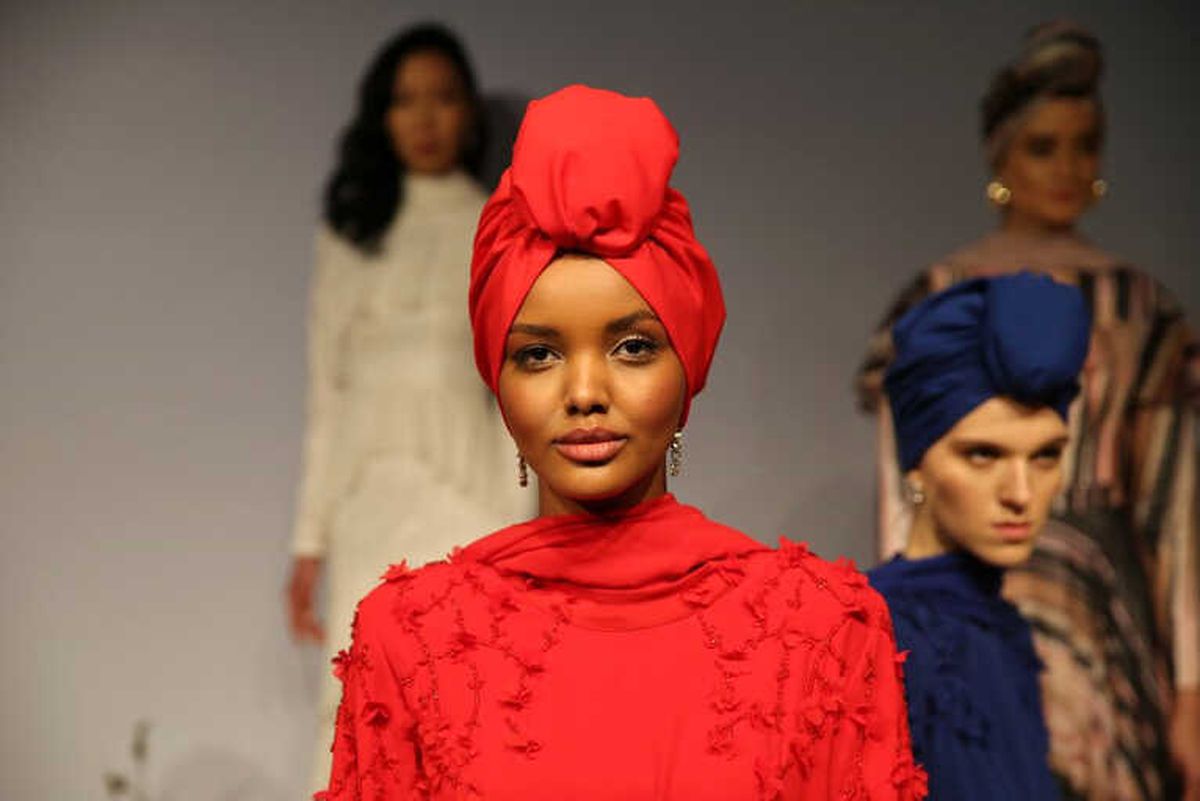 Dünyaca Ünlü Tesettürlü Top Model Halima Aden İstanbul\'da Podyuma Çıktı