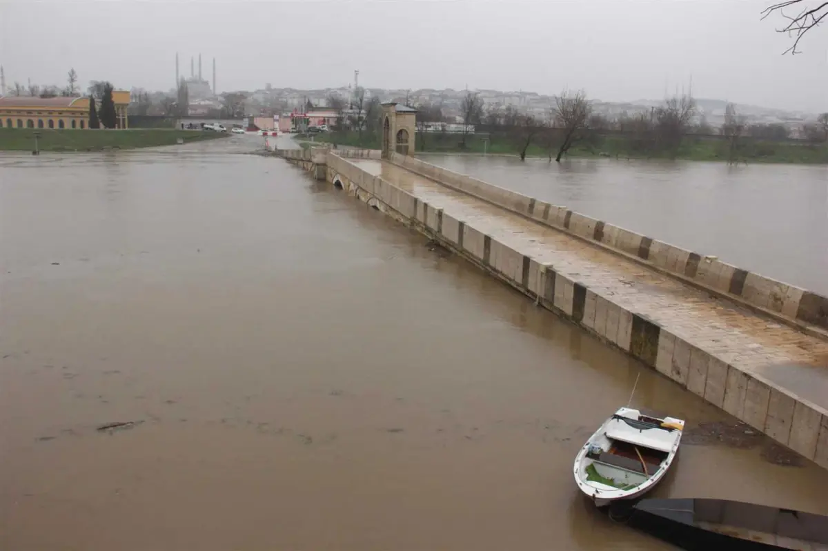 Bulgaristan Kapakları Açtı, Edirne\'de Taşkın Alarmı! Tunca ve Meriç Köprüsü Trafiğe Kapatıldı