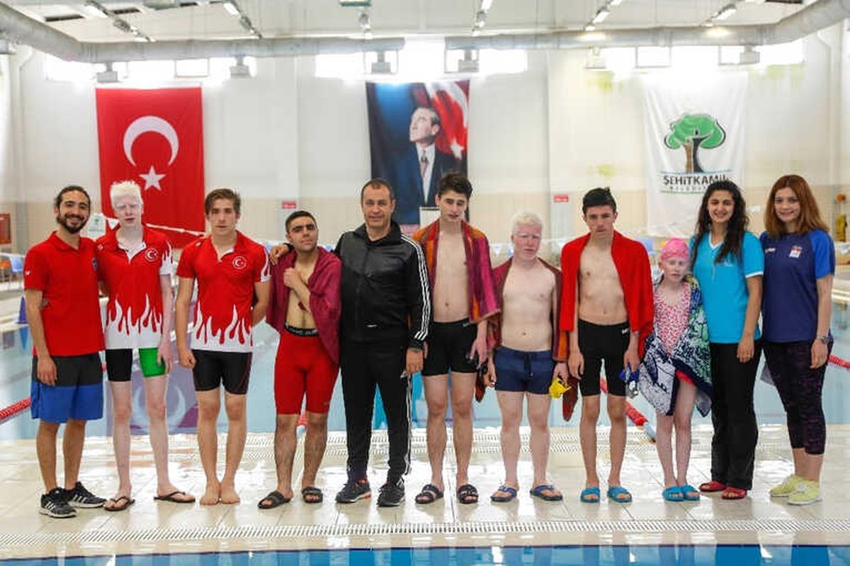 Görme Engelli Yüzücüler Alleben\'de Kulaç Attı
