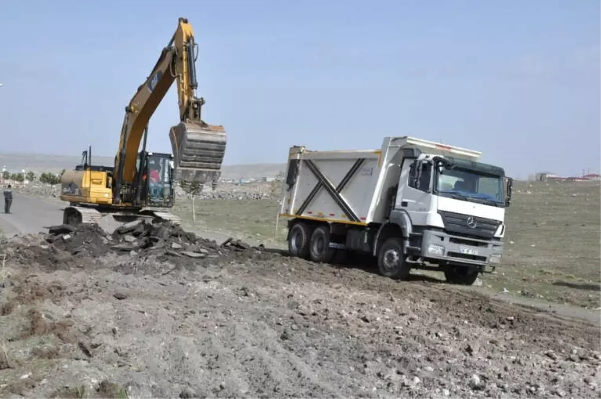 Karayolları Kars\'ın Giriş Yollarını Yapmaya Başladı