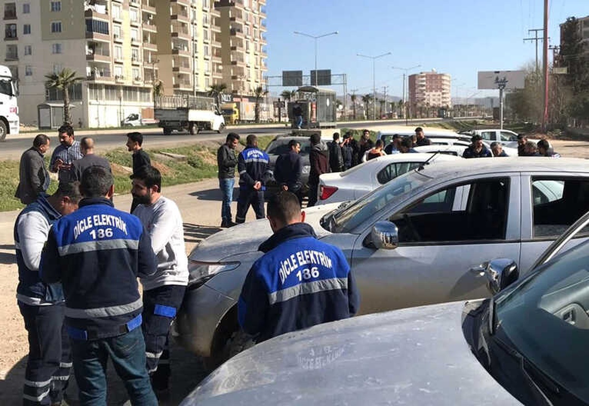 Mardin\'de Kaçak Elektrik Ekibine Saldırı