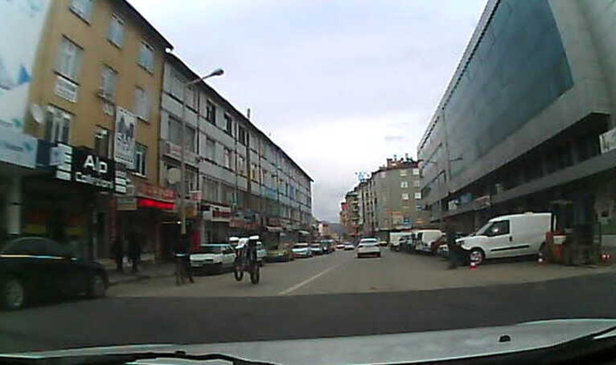 Motosiklet Sürücünün Tehlikeli Hareketi Araç Kamerasında