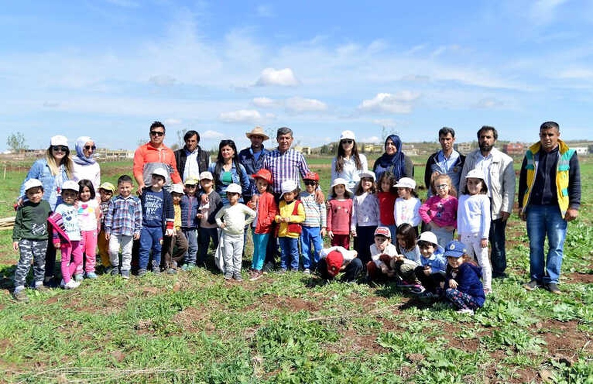 Öğrenciler Kent Ormanında Fidan Dikti