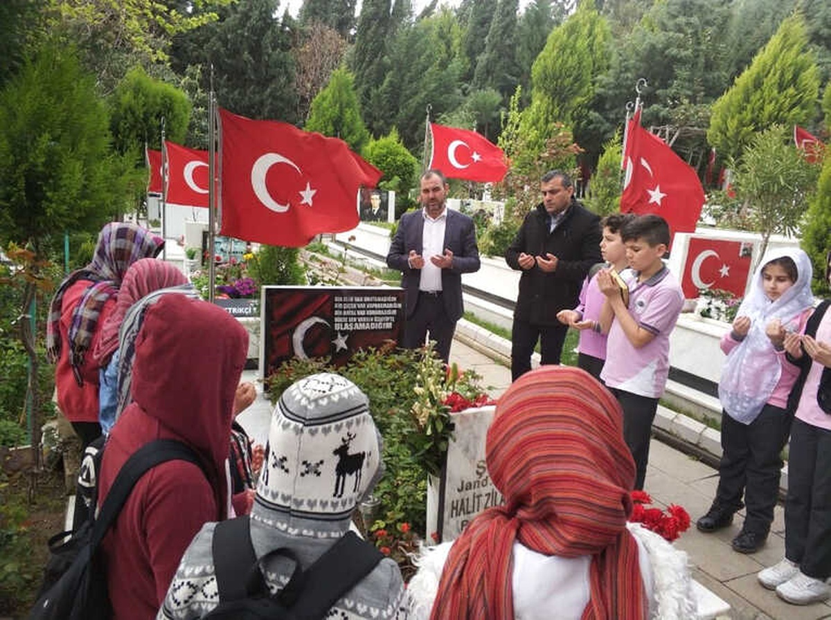 Öğrencilerden, Okullarına Adı Verilen Şehidin Kabrine Anlamlı Ziyaret