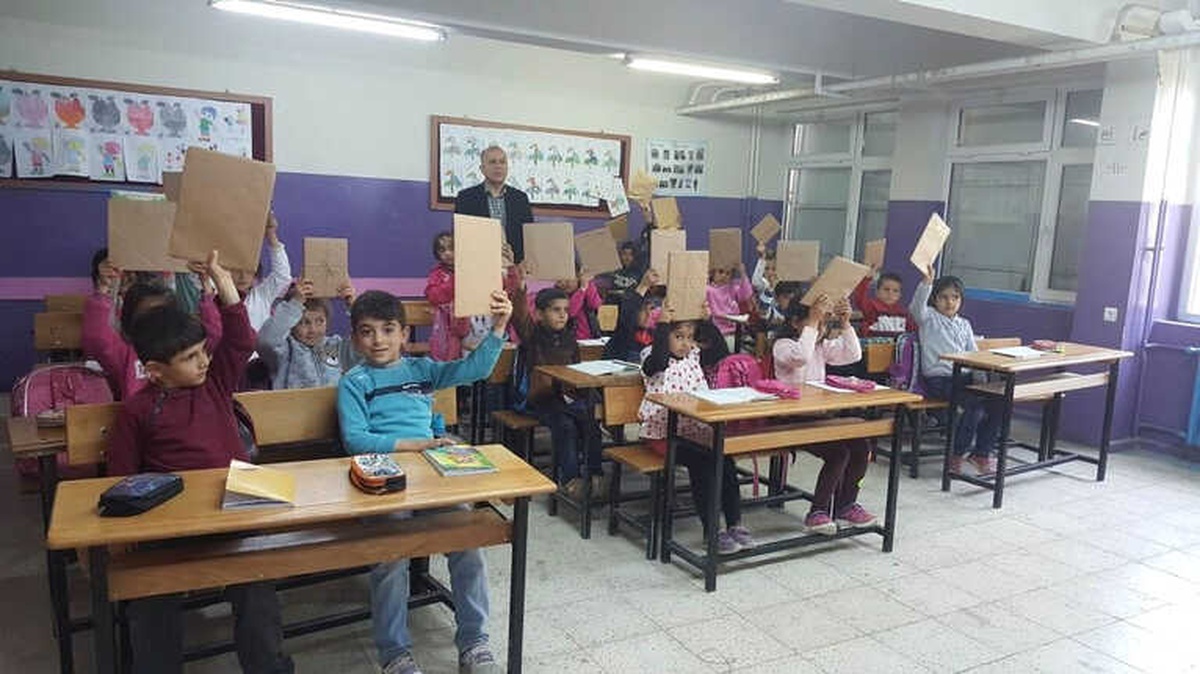 Okuma ve Yazmaya Geçen 8 Bin 500 Öğrenciye Hediye