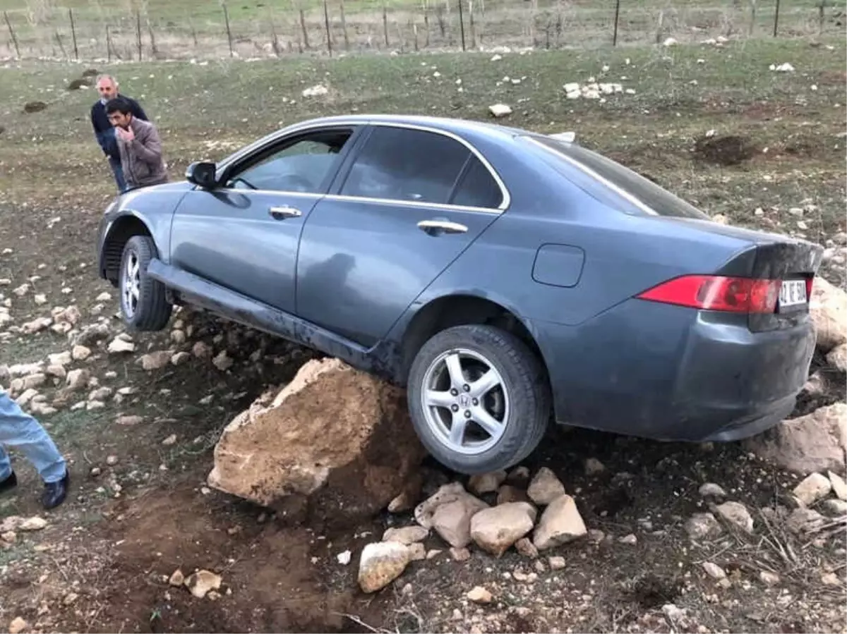 Otomobil Şarampole İndi, Sürücü Yara Almadan Kurtuldu