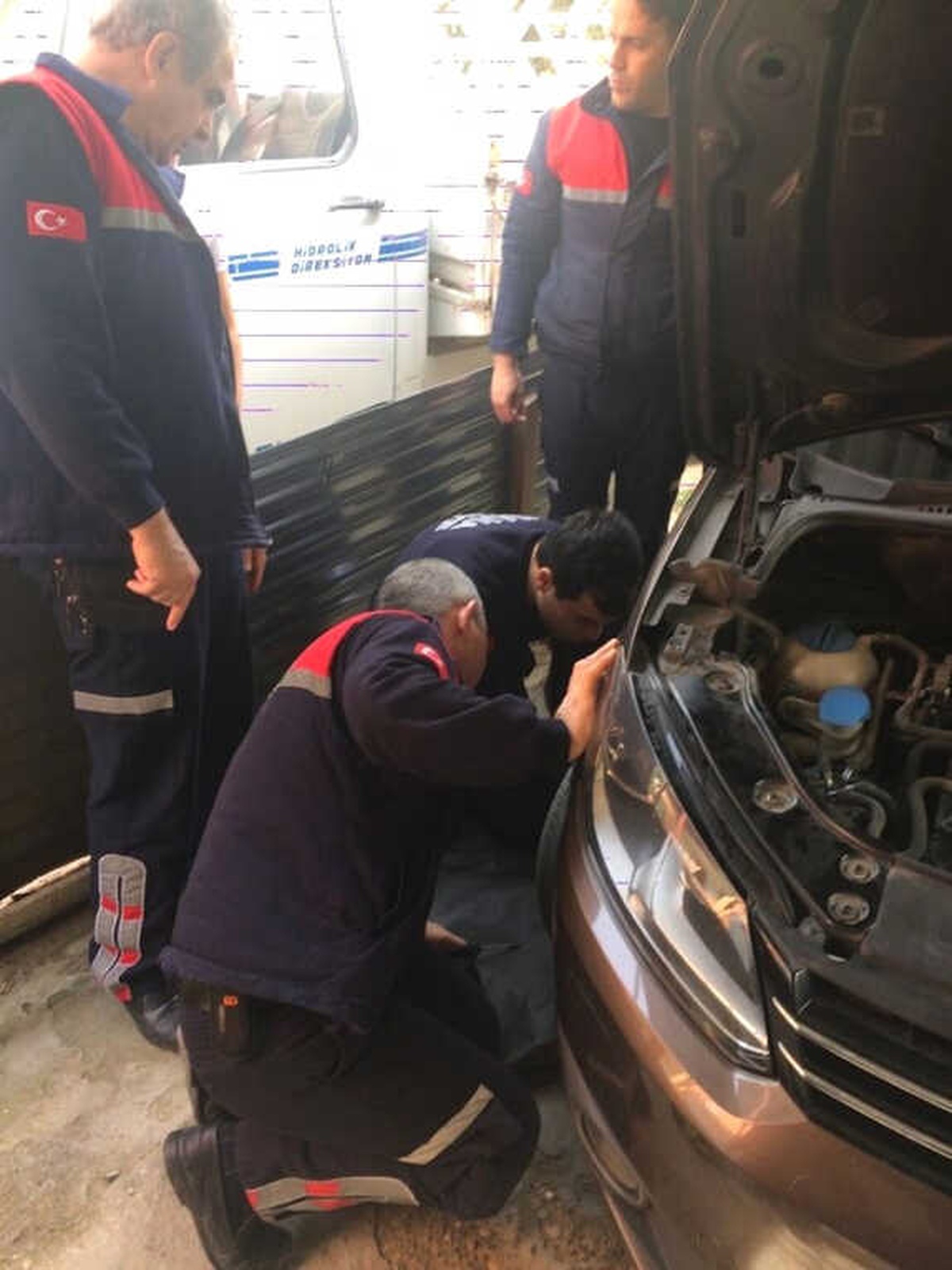 Otomobilin Motor Kısmında Sıkışan Köpeği İtfaiye Kurtardı