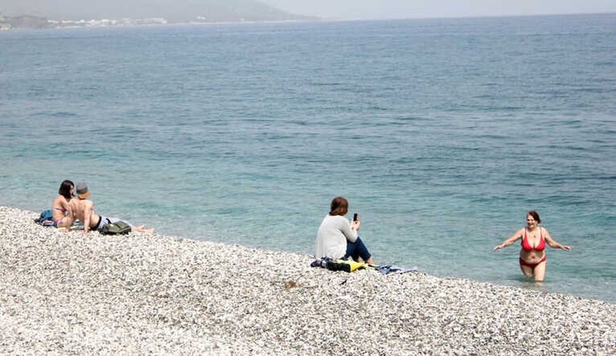 Rus ve İranlı Turistler Plajlara İndi