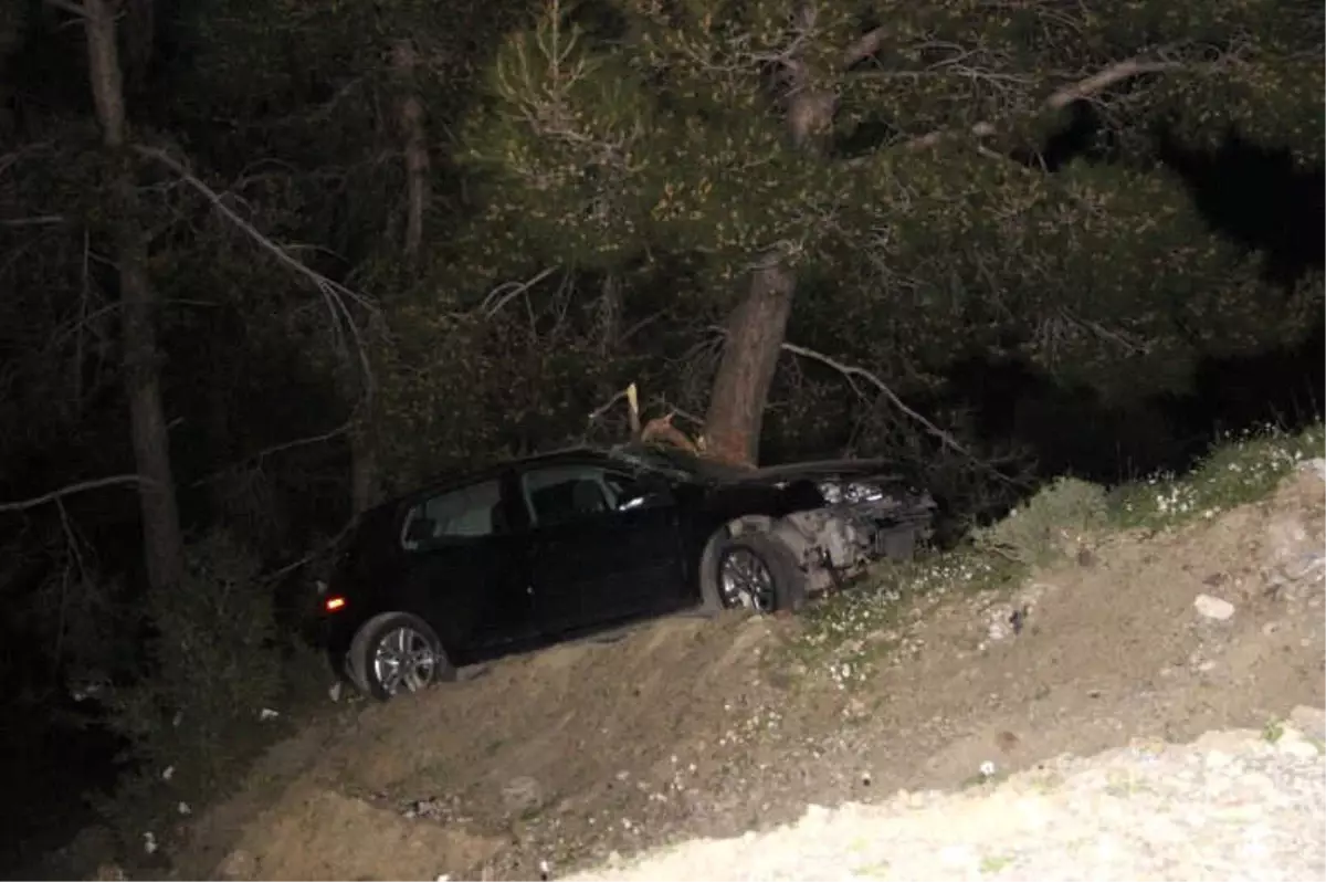 Uçuruma Yuvarlanan Otomobildeki 2 Kişiyi Ağaç Kurtardı