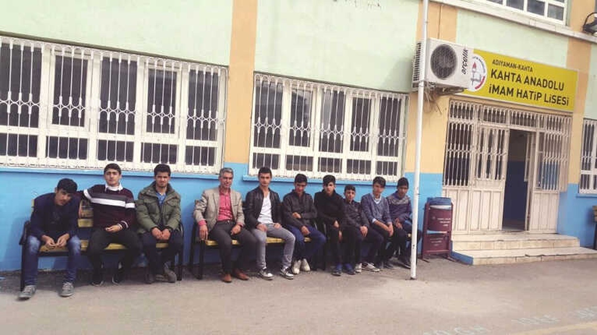 Adıyamanlılar Vakfından Okula Oturma Bankı