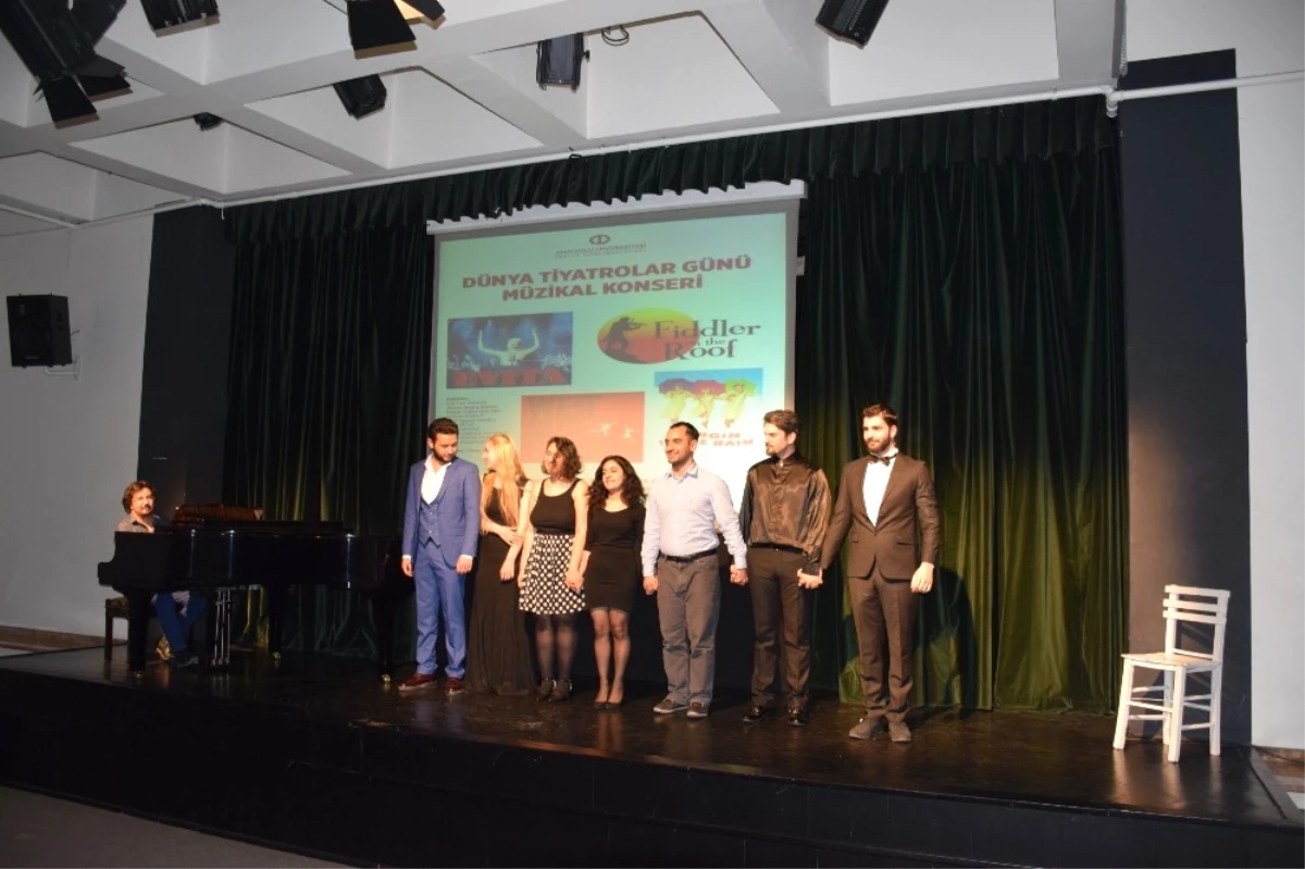 Anadolu Üniversitesi\'nde Müzikal Şarkıları Konseri