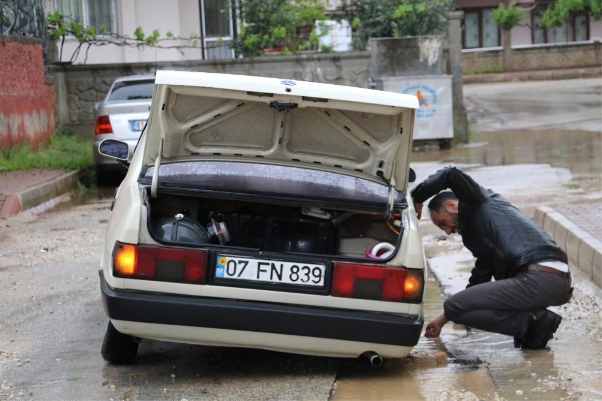 Antalya\'da Aşırı Yağış Sonrası Yollarda Göçük Oluştu, Araçlar Mahsur Kaldı