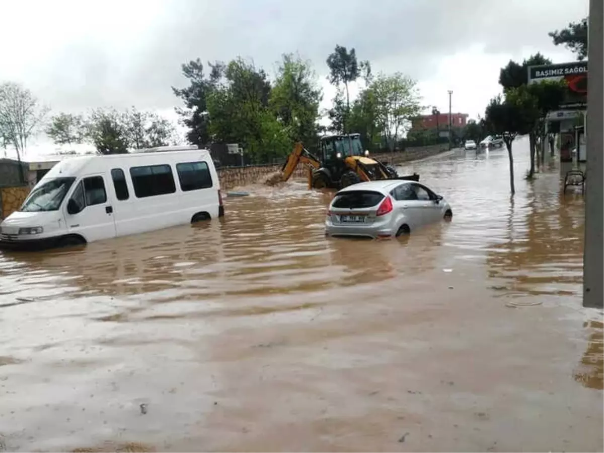 Araçlar Su Dolu Yollarda Kaldı